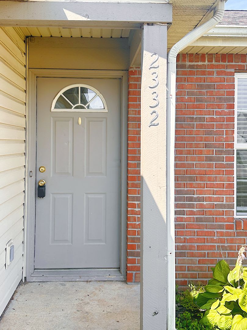 Spacious 3 Bedroom 2 Bath With 2 Car Attached Garage – photo 2