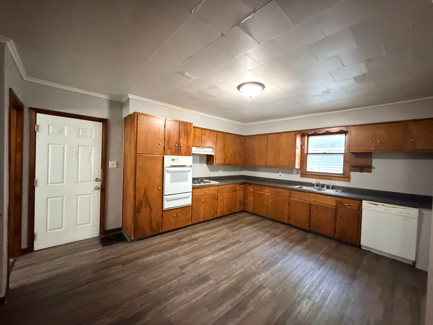 Come check out this spacious 3-bedroom, 1-bathroom home in Moline! – photo 3