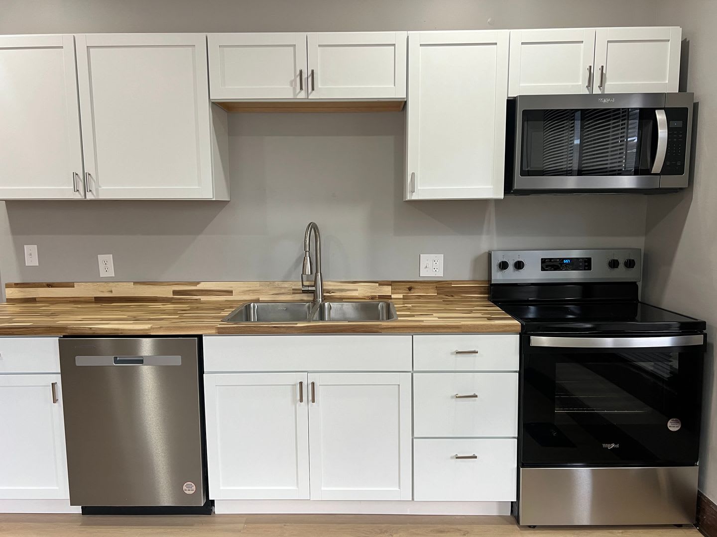 *Available August 2027!* 5 bedroom house downtown!! Recently Renovated! – photo 2