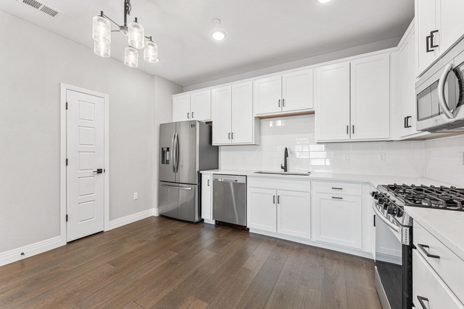 No Stairs! Main Level 2 Bed 2 Bath Condo near Buckley! Detached garage included! – photo 2