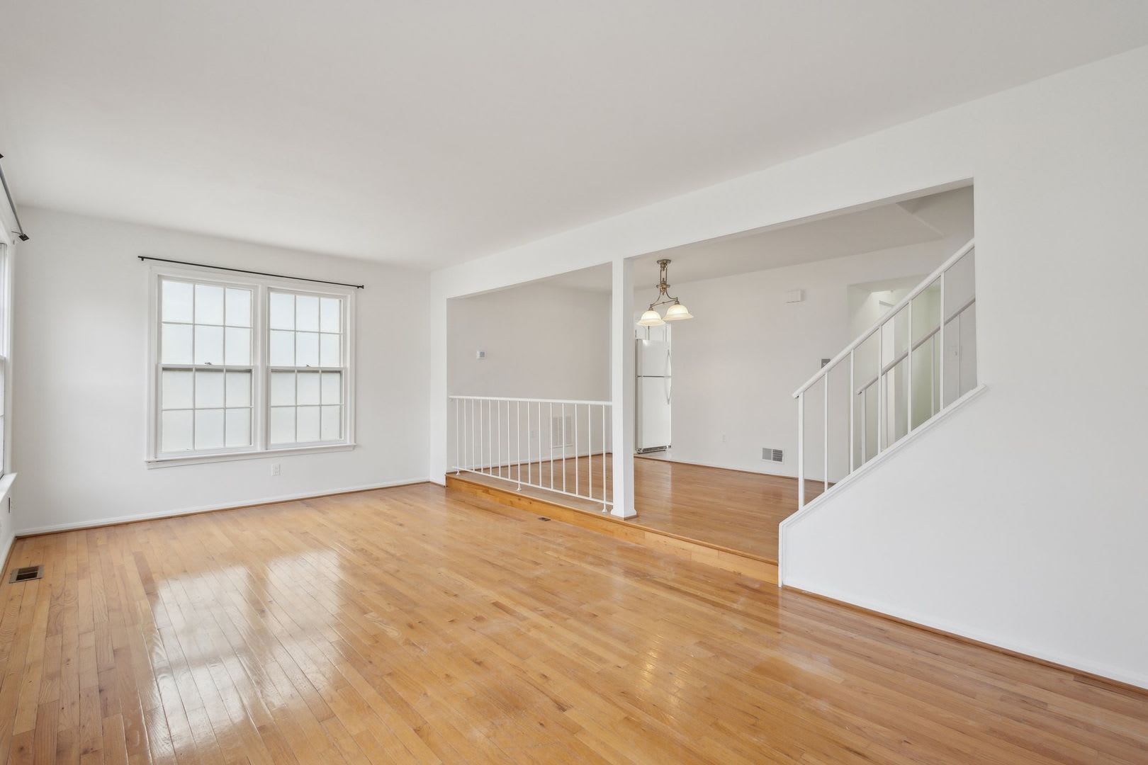 Charming & Updated Townhome in Prime Fairfax Location! – photo 2