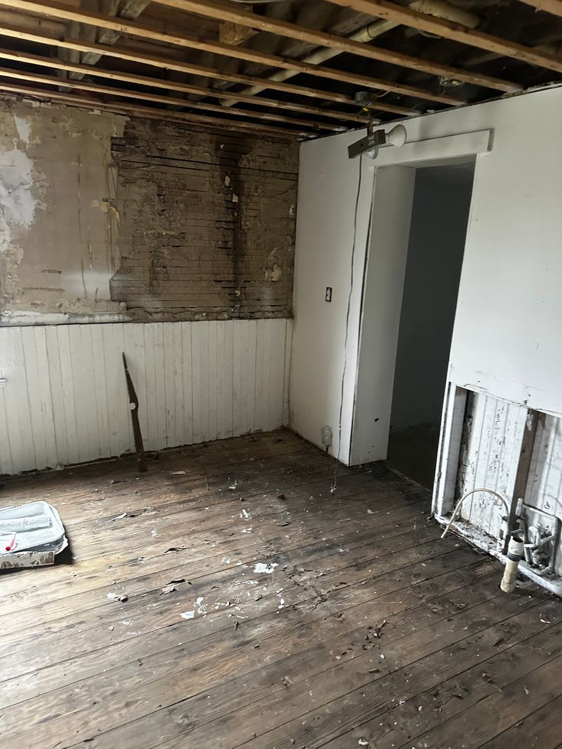 Handyman Special! Rent or Rent-to-Own – 3 Bedroom, 2 Bath House with a Spacious Yard – photo 4
