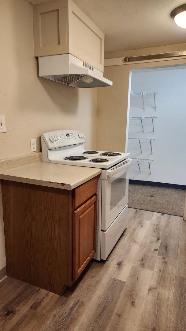 Three Bedroom with ALL Utilities Included – photo 4