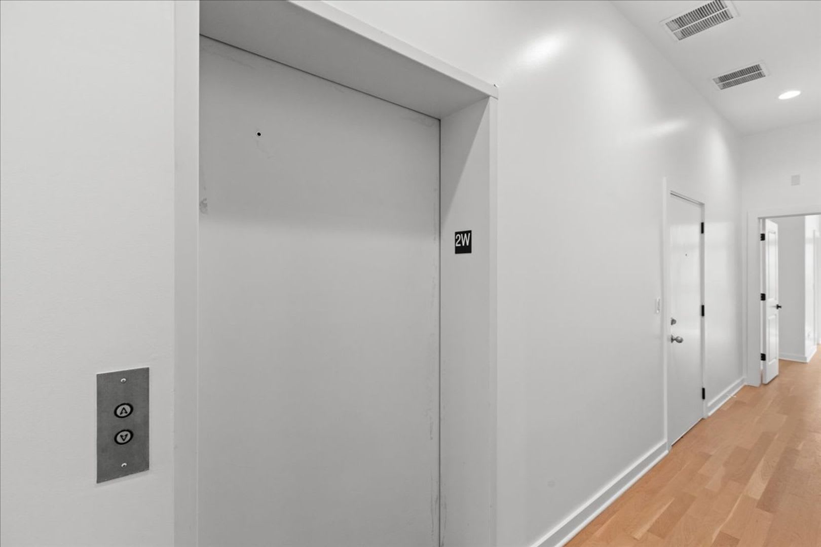 2 Bedroom, 2 Bath Apartment in Heart of West Town – photo 5