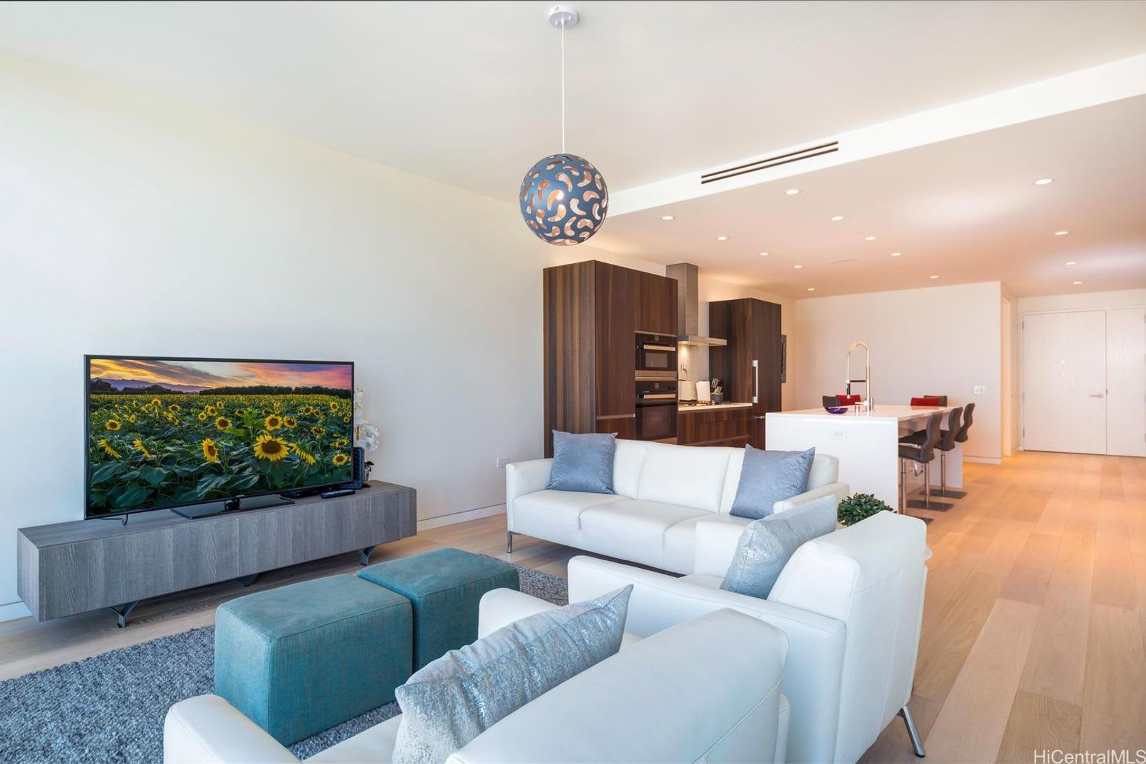 1 BD / 2 BA / 1 PK, Furnished – photo 3