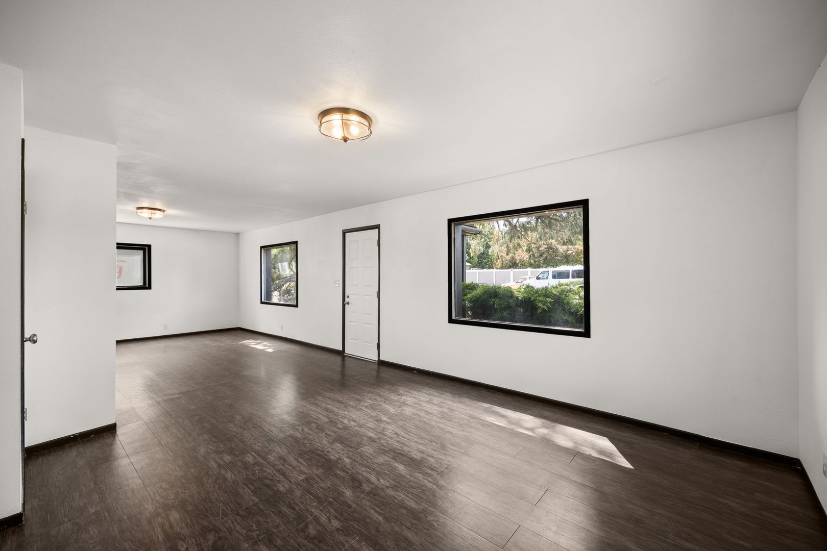 4 Bed 1.5 Bath Davenport Home! – photo 3