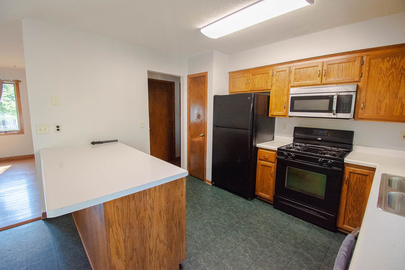 4-Bedroom NW Rochester Home with Central A/C & 2-Car Garage – photo 4
