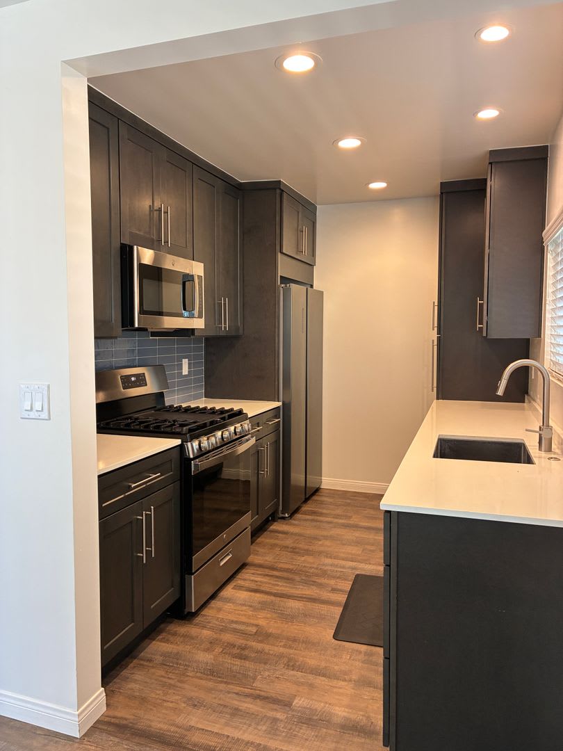 Gorgeous Updated 2 + 2 Midtown Apartment! Located Upstairs – photo 5