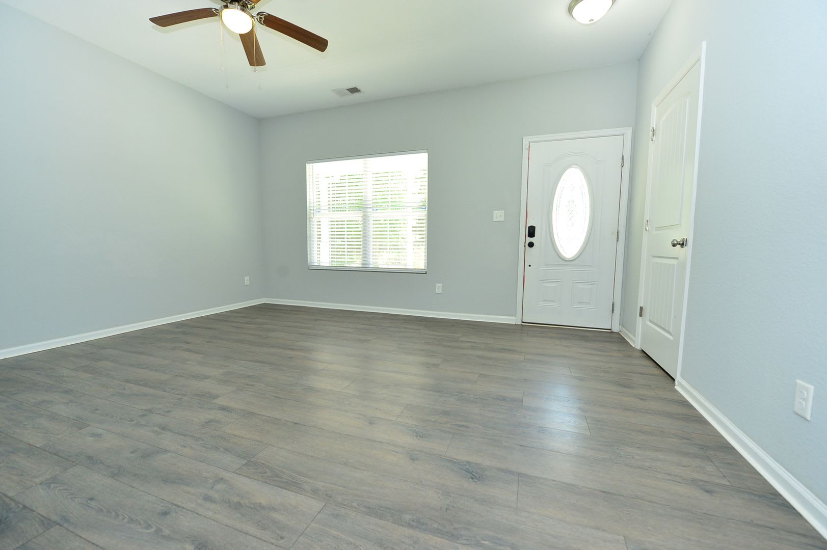 1st floor primary bedroom-5 bedroom home on quiet dead in street with huge fenced in backyard – photo 2