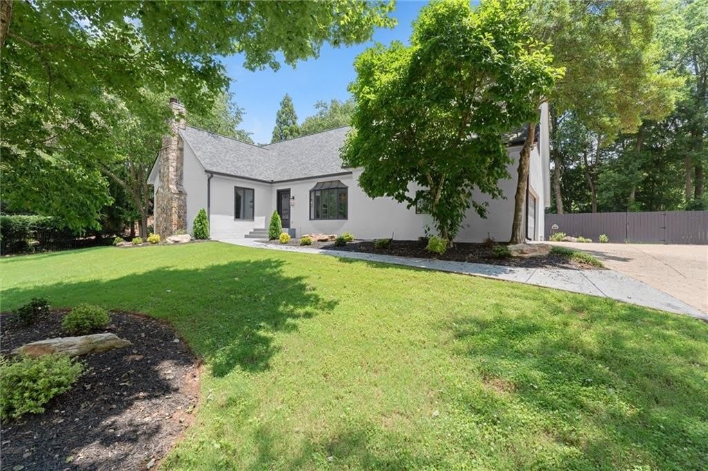 4562 Columns Drive SE – photo 2