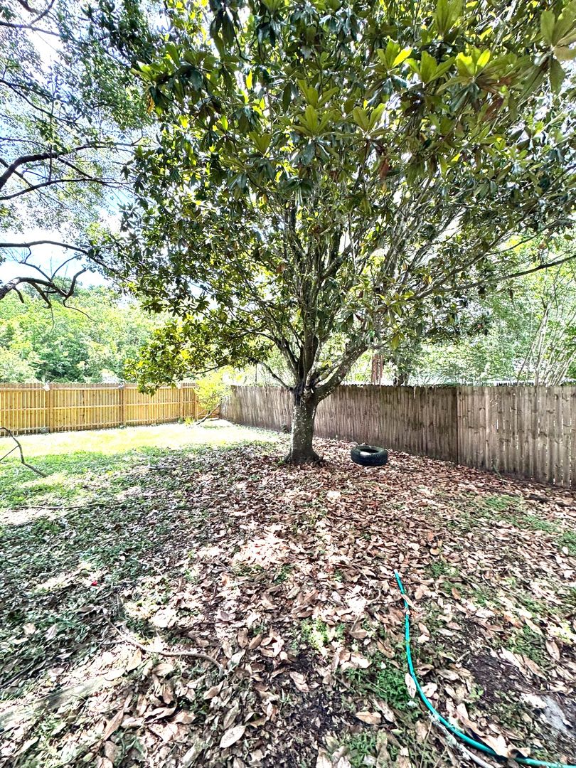 Spacious 3BR Home with 2-Car Garage Near Medical City & Waterford Lakes – photo 2