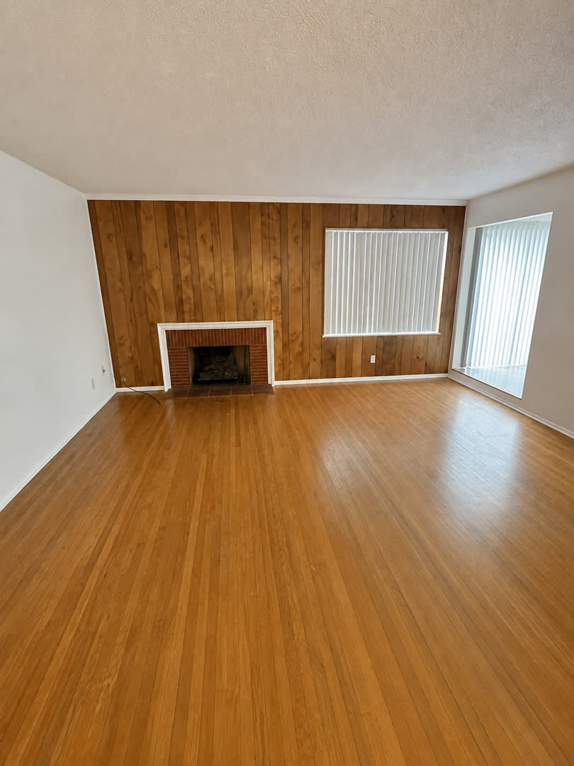 Charming 3-Bedroom Home with Oversized Backyard – photo 2