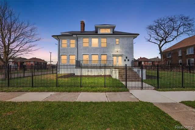2080 Gladstone, Unit 1 Street – photo 1