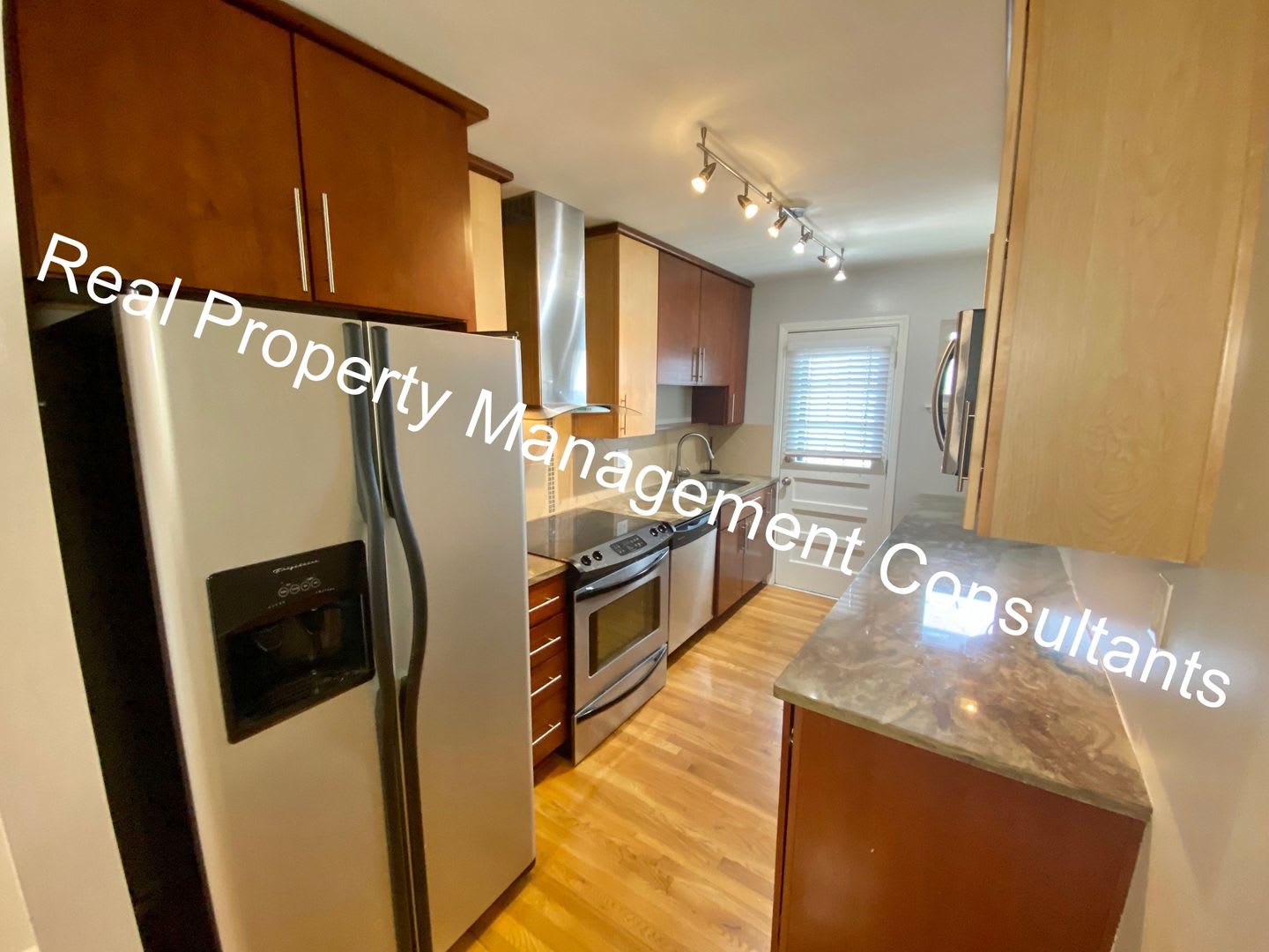 FREE RING CAMERA WITH MOVE IN! Kansas City midtown living 1 bed 1 bath home for rent! – photo 5