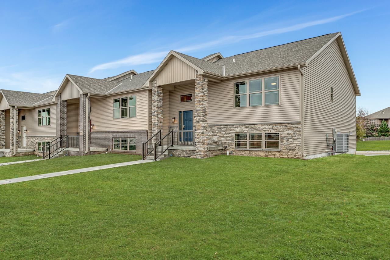 8195 Regent Dr – photo 1