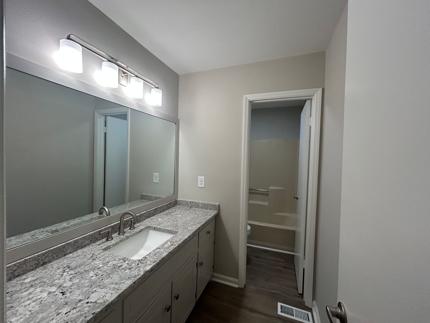 Spacious Auburn Townhome in Prime Location – photo 5