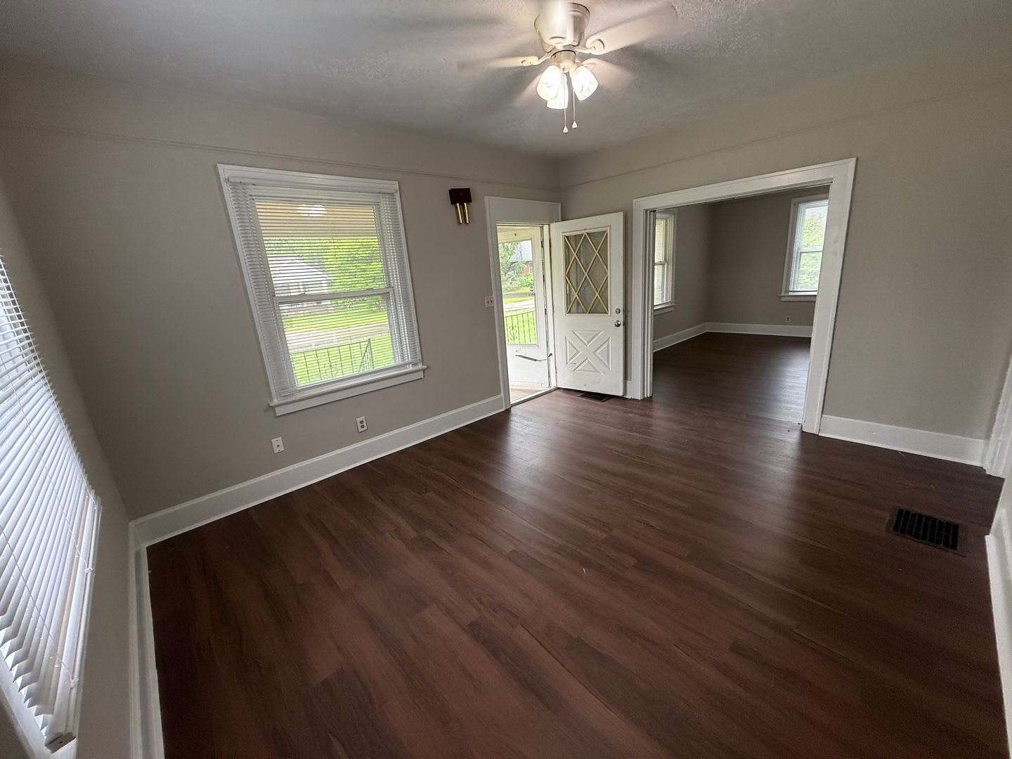 Beautifully Renovated 3 Bedroom 2 Bath Half Off First Month S Rent – photo 3