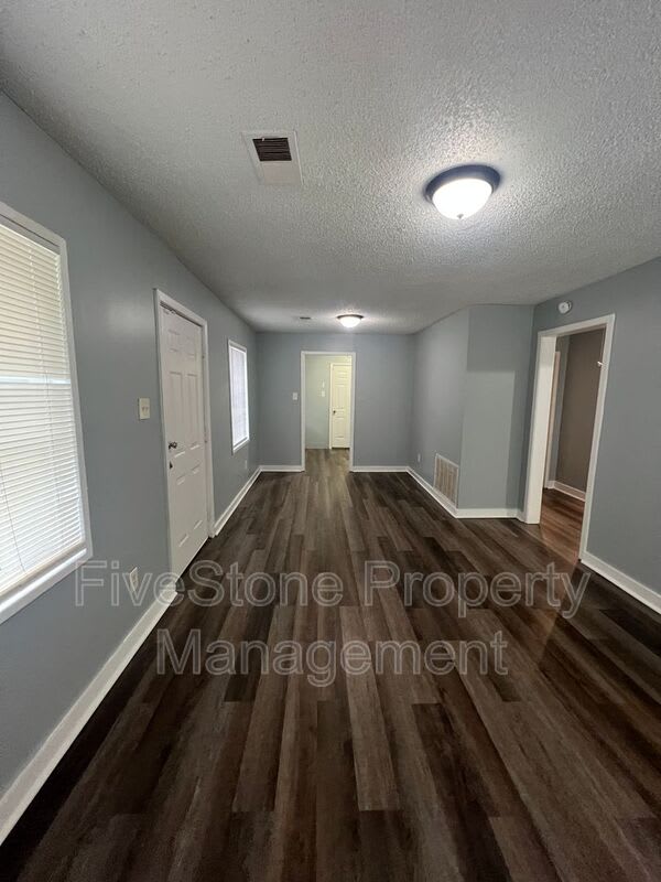 1300 Robinhood Ln – photo 4