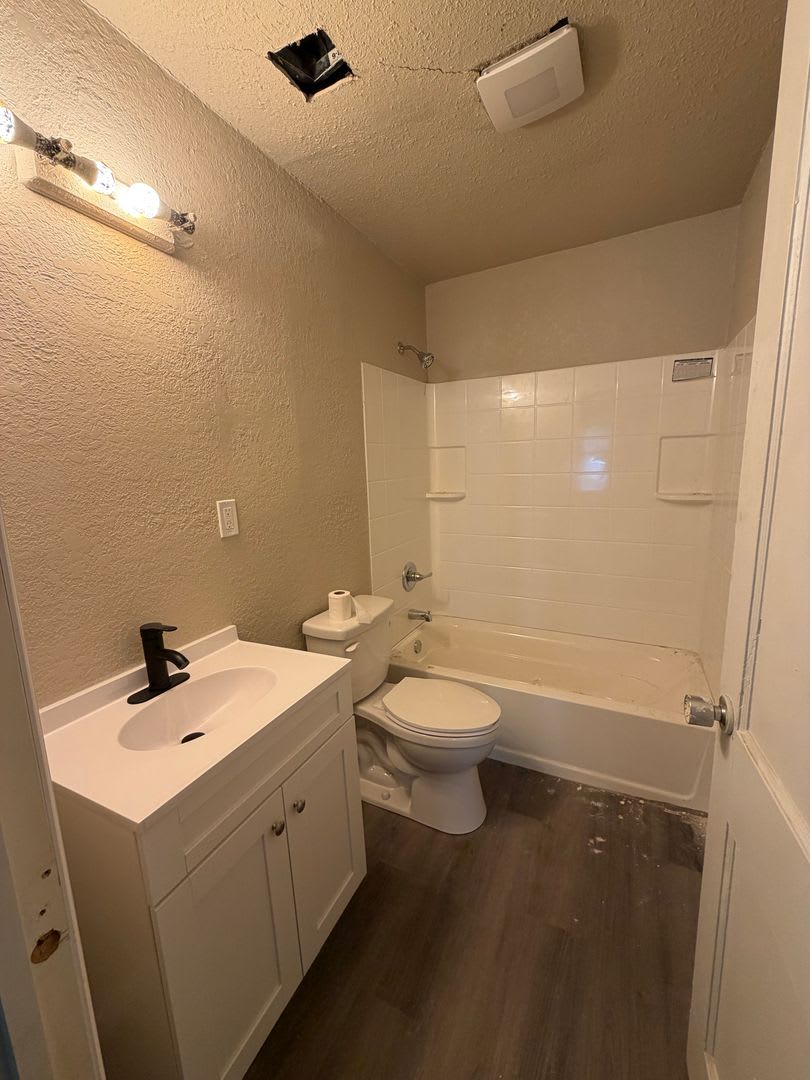 2 Bedroom 1 Bath Home + Office For RENT! – photo 4