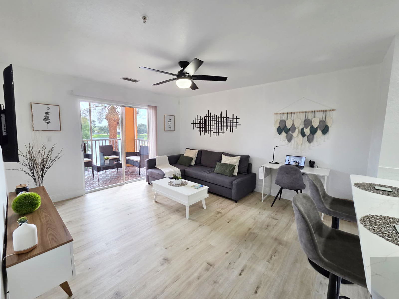 5447 Vineland Road – photo 2