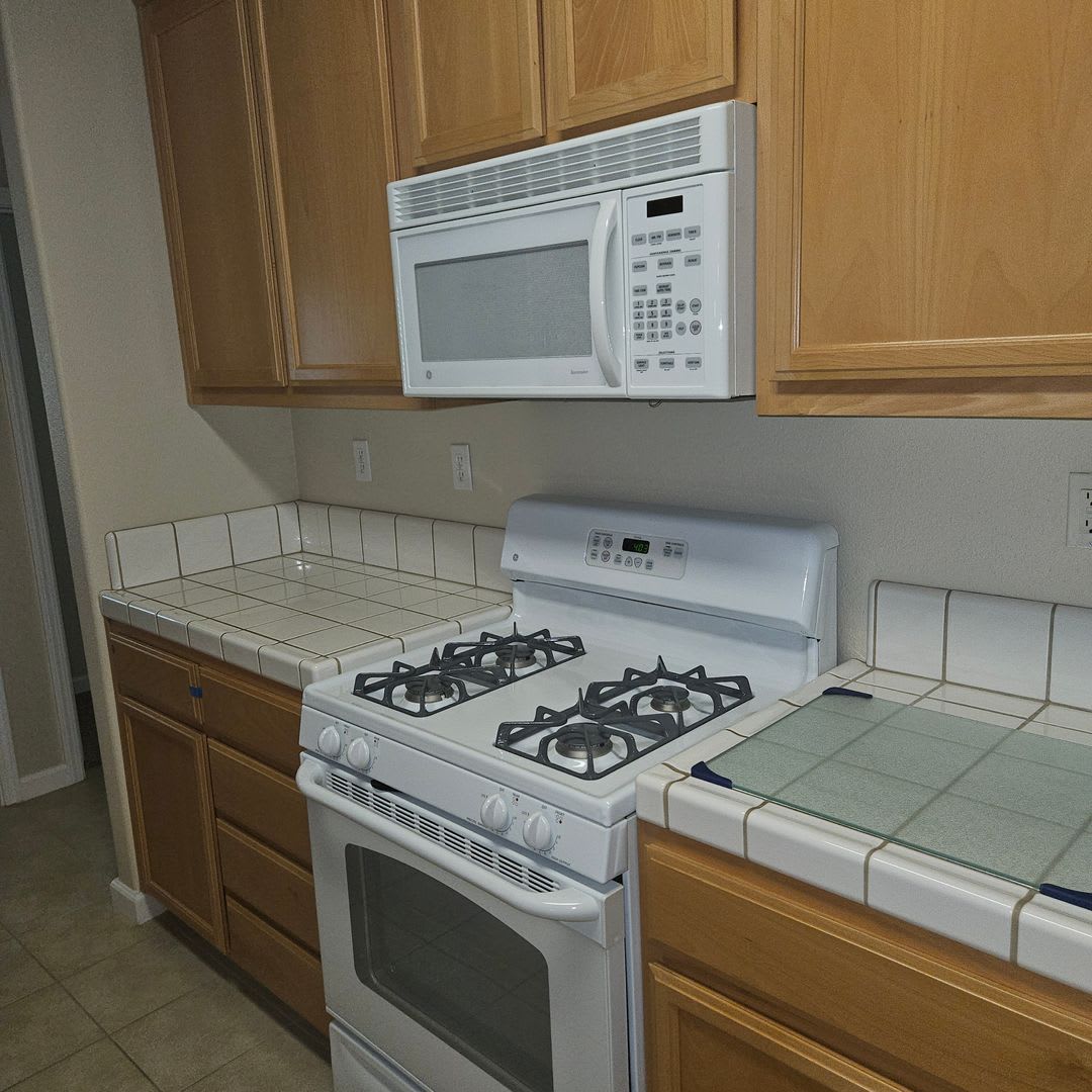 Charming 3 Bedroom Duplex Close To Doctors Hospital – photo 5