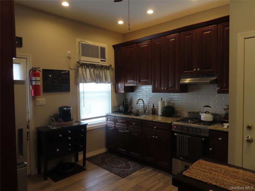 33 Deer Park Avenue – photo 2