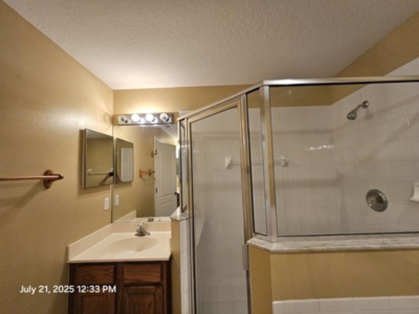Welcome to your new home! This spacious 3-bedroom, 2-bathroom single-family home – photo 5