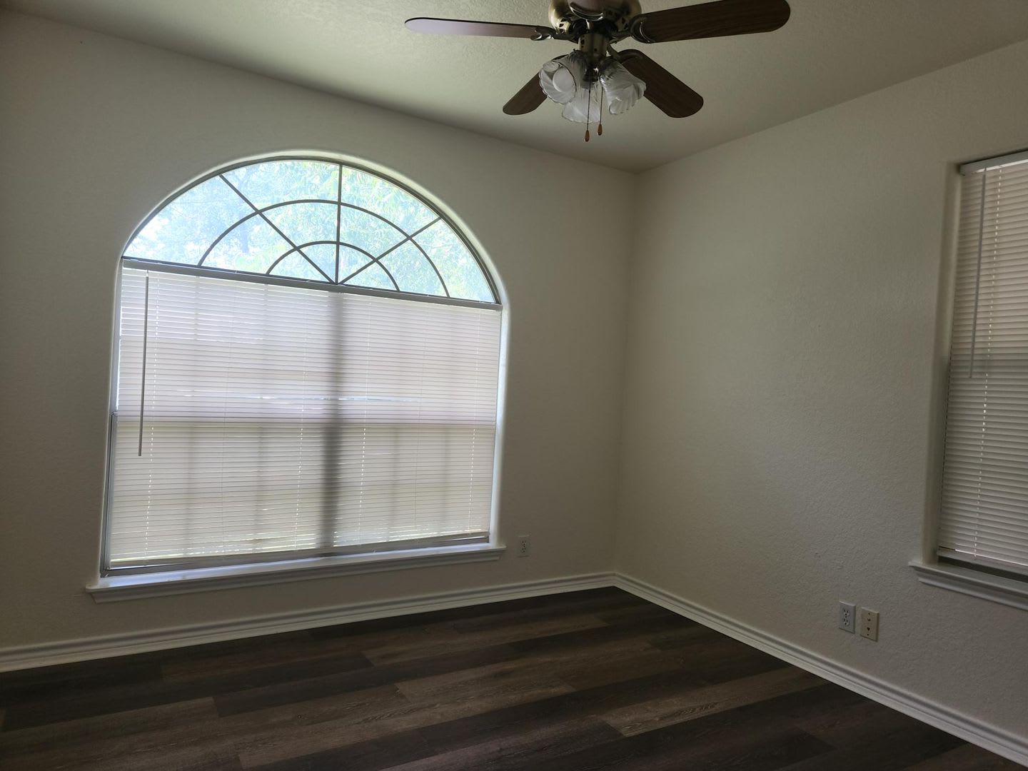 FOR LEASE!! – photo 5