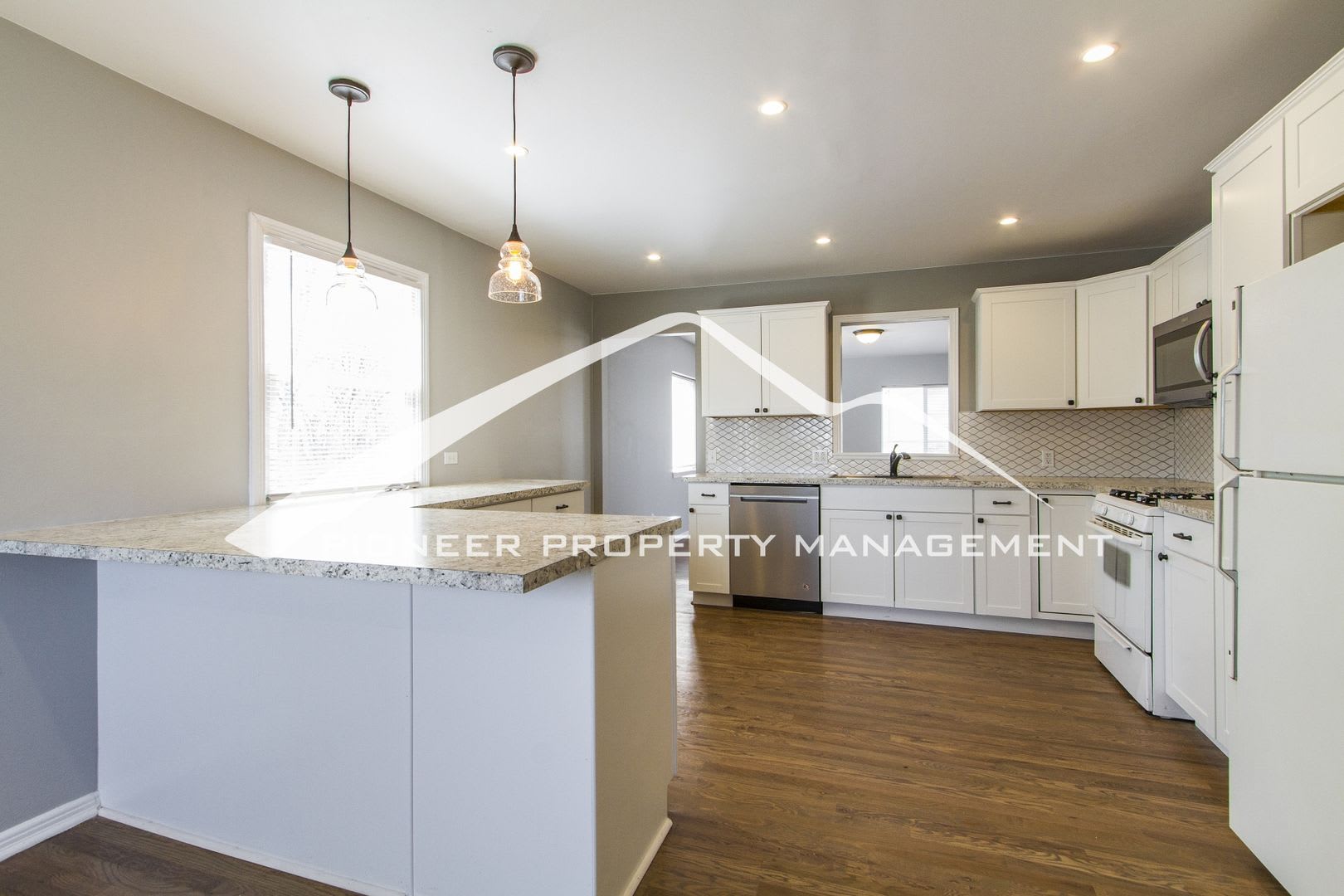 Charming Home with Washer/Dryer and Fenced in Yard – photo 5