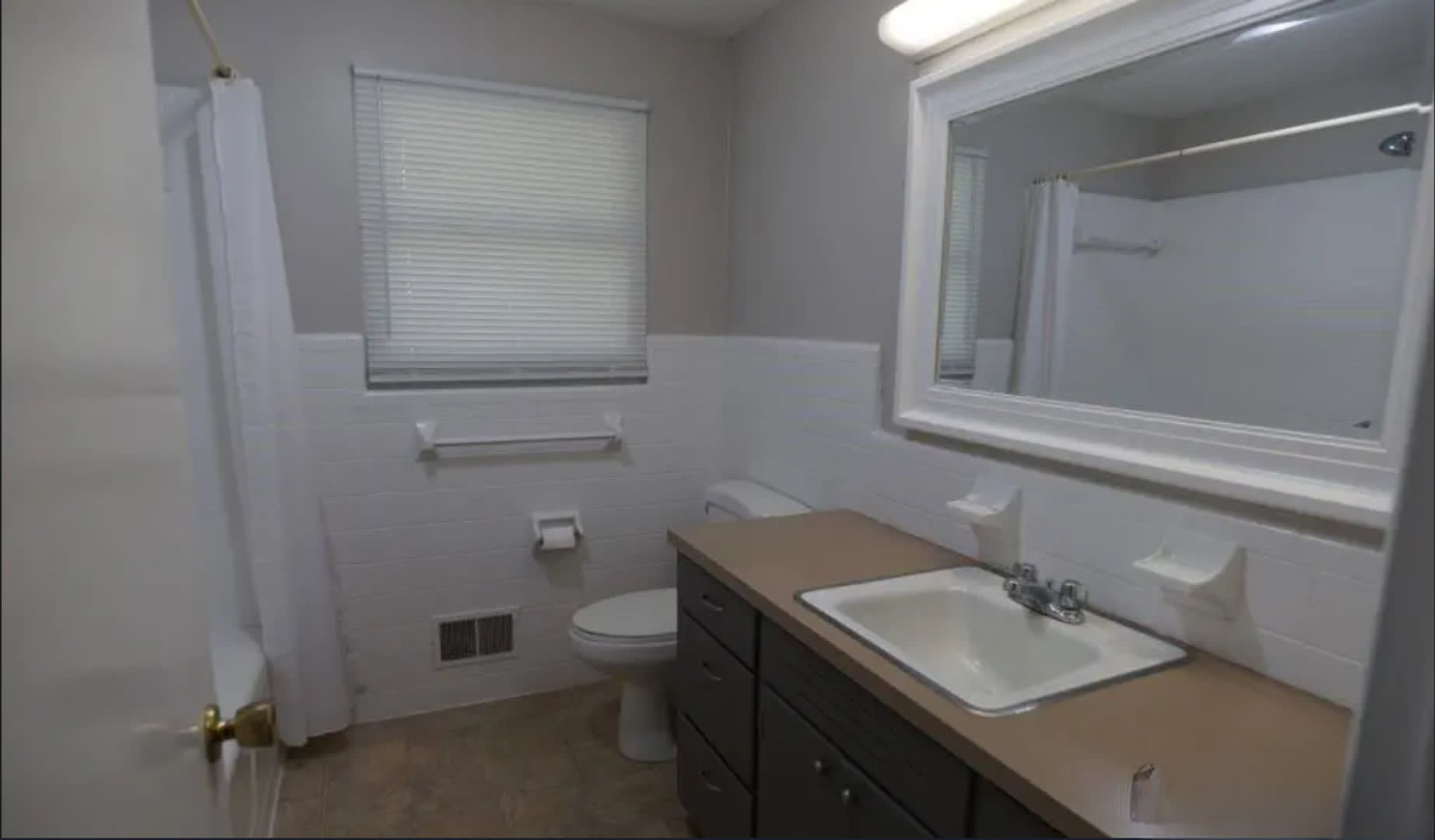 Comfortable 3 Bedroom Ranch With Carport Lawn Care Included – photo 3