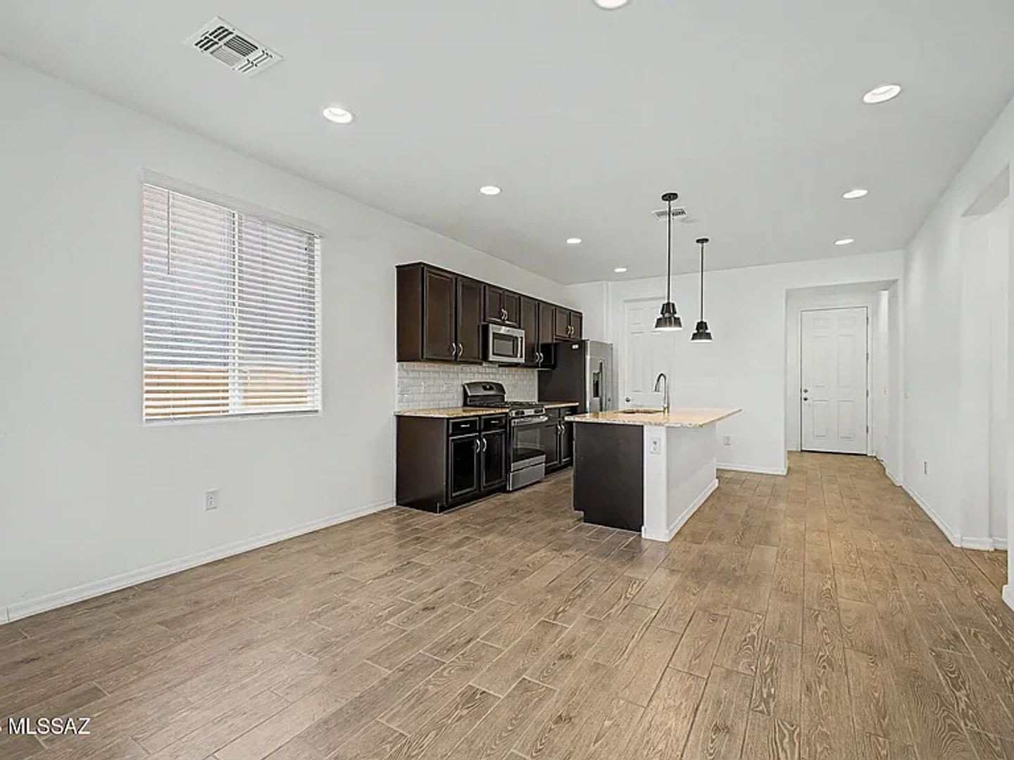 3 Bedroom 2 Bath Single Family For Rent In Tucson Az Attached Garage Modern Kitchen – photo 5