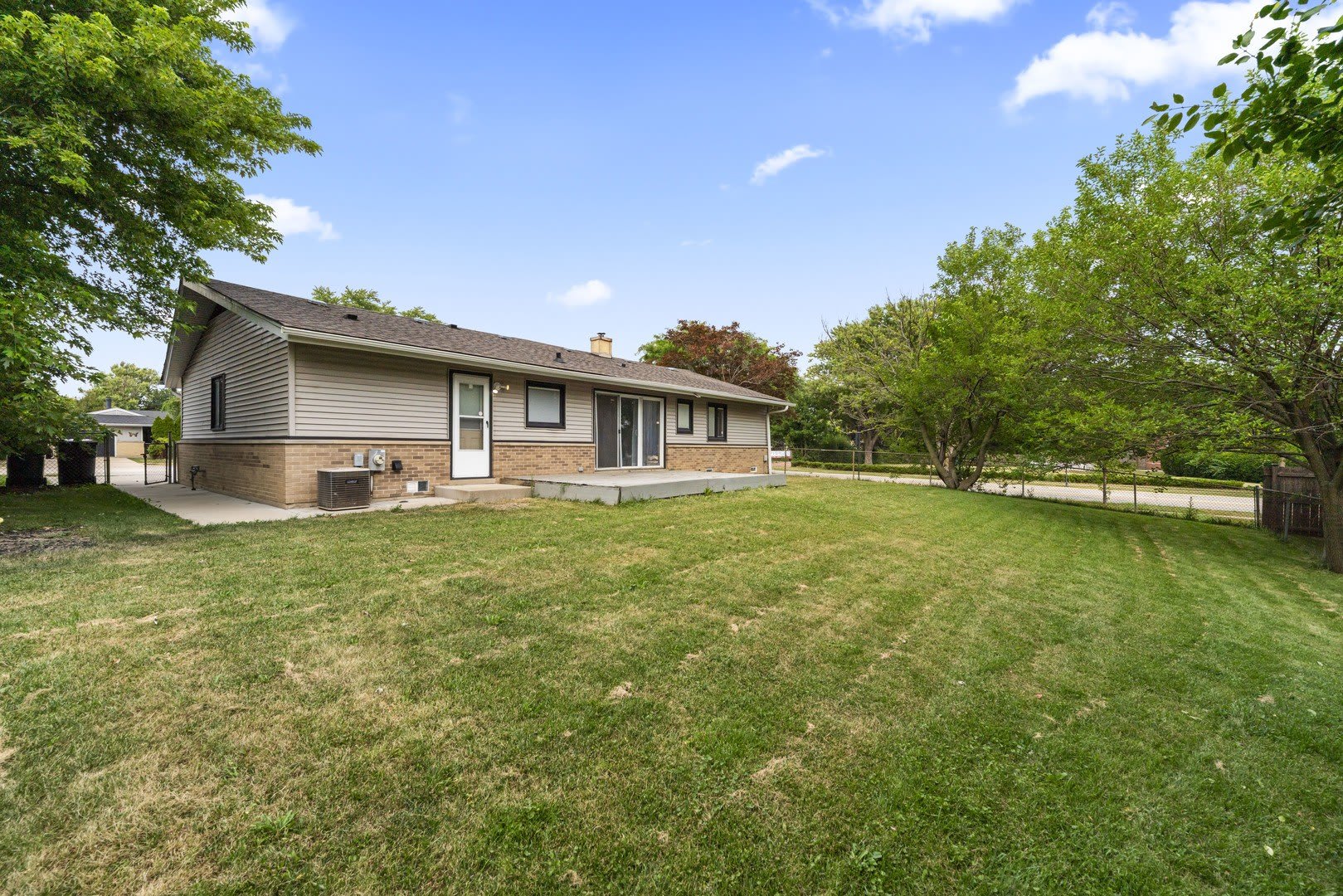 109 Landmeier Road – photo 3