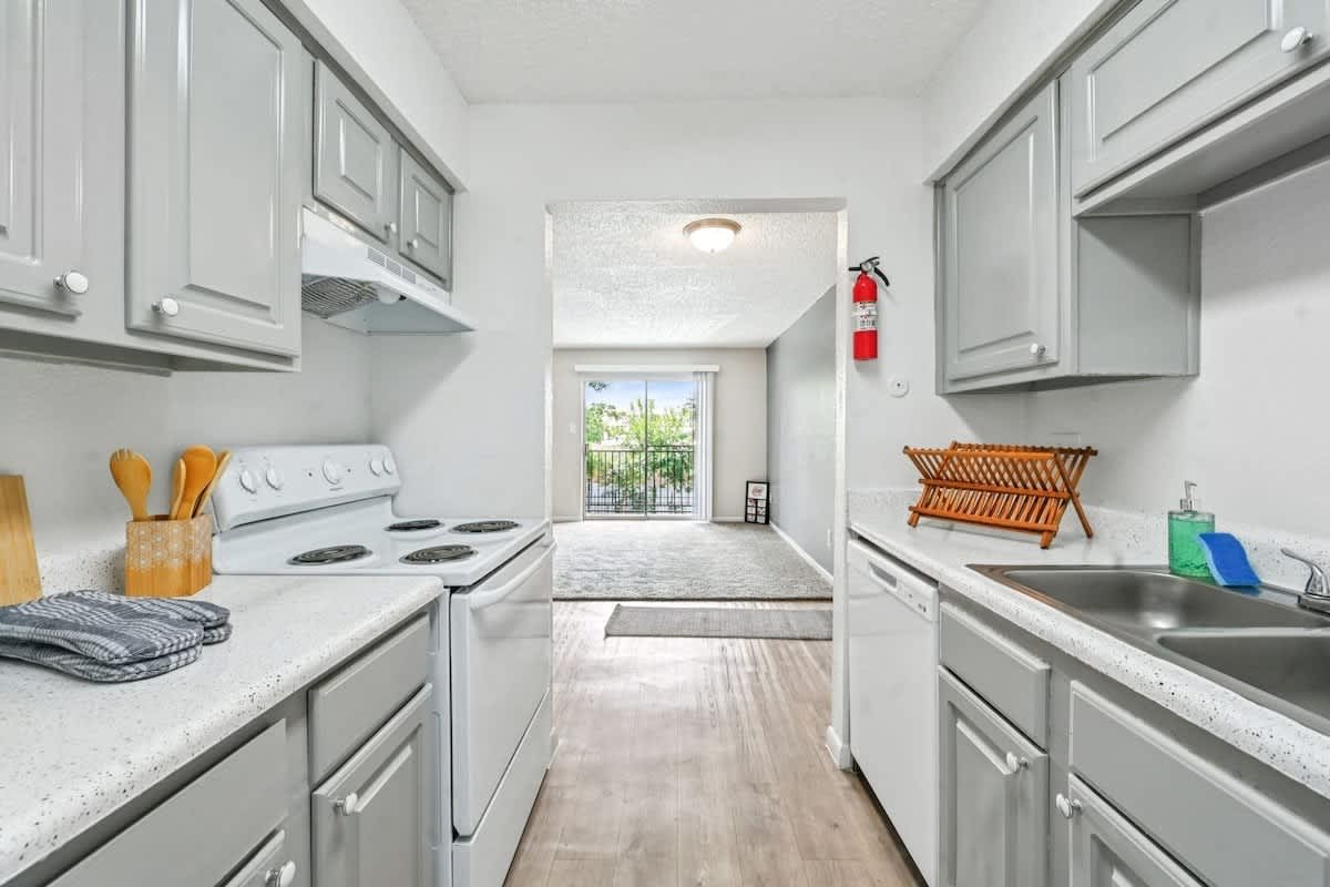 Pine Creek Apartments – photo 3