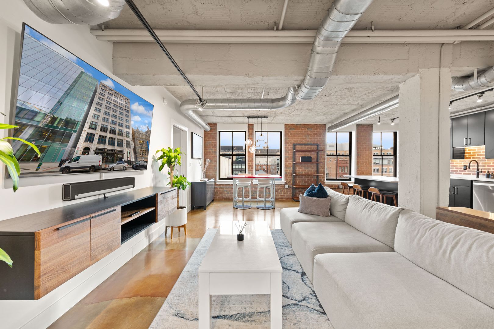Fully Furnished Designer Loft with Parking & Monument Views! – photo 2