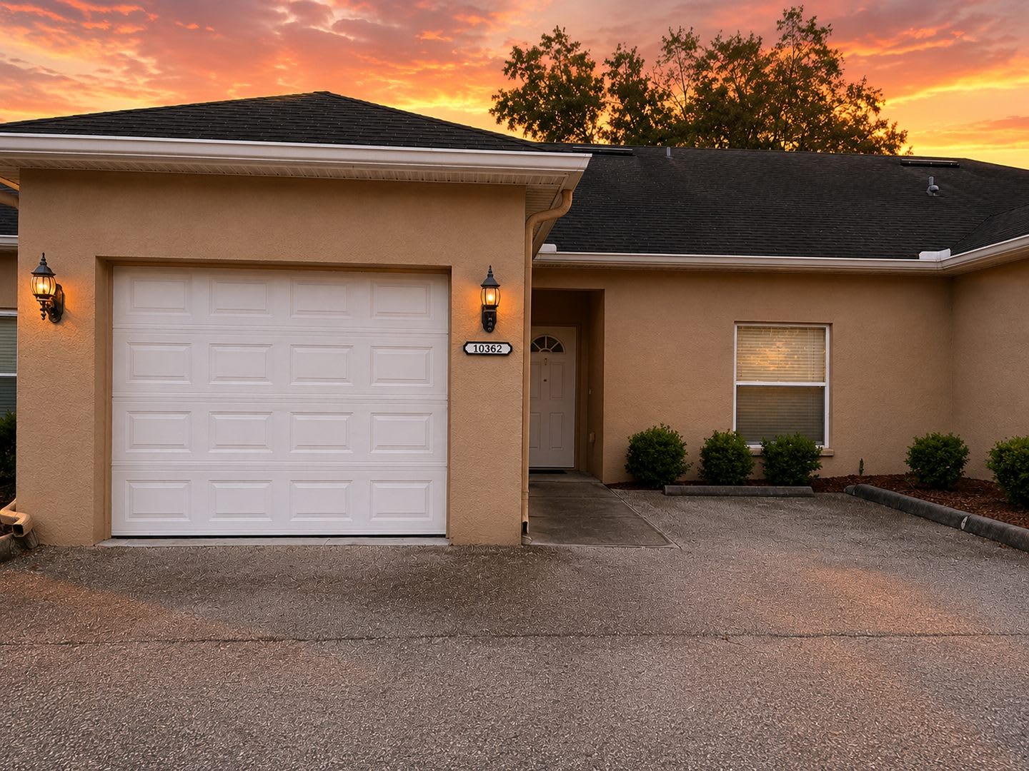 Executive 2 bedroom/ 2 bath condo – photo 1