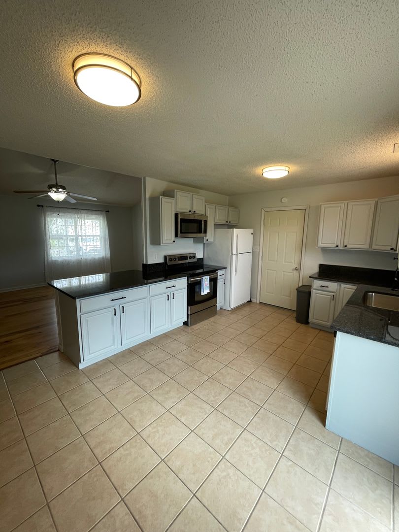 Beautiful Home in Hubert – photo 5