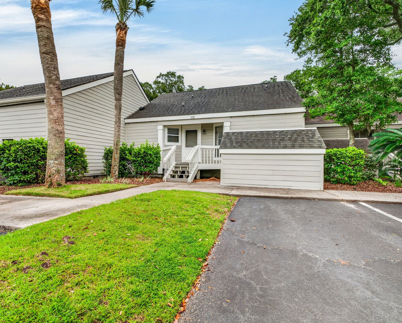 Coastal Living Just Minutes from Kiawah and Seabrook – photo 1