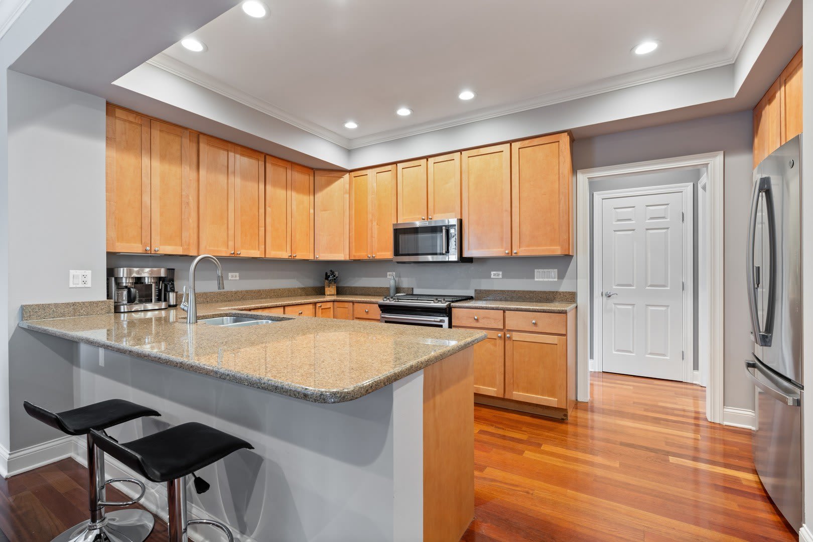 1056 W Lawrence Avenue – photo 4