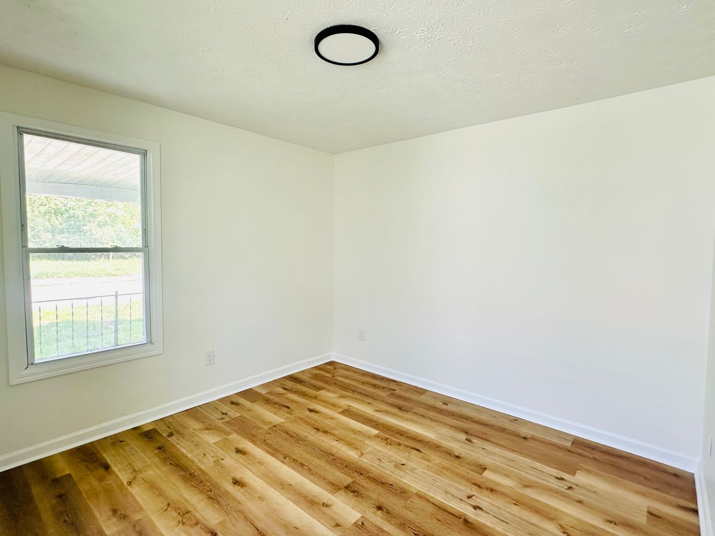 Charming 2 BR / 1 BA Duplex with Covered Front Porch – photo 4