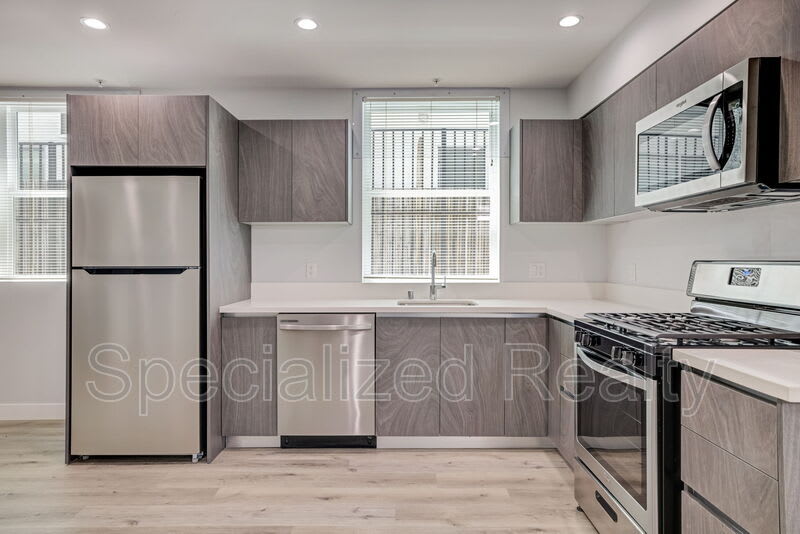 5068 Romaine Street – photo 1