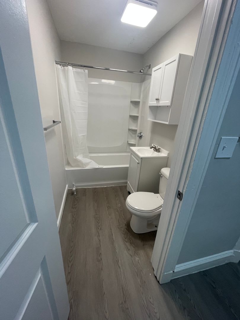 Brand New Studio Just Finished Heat Hw Inc No Fee Students Ok New Kit Bath Floors Paint – photo 5