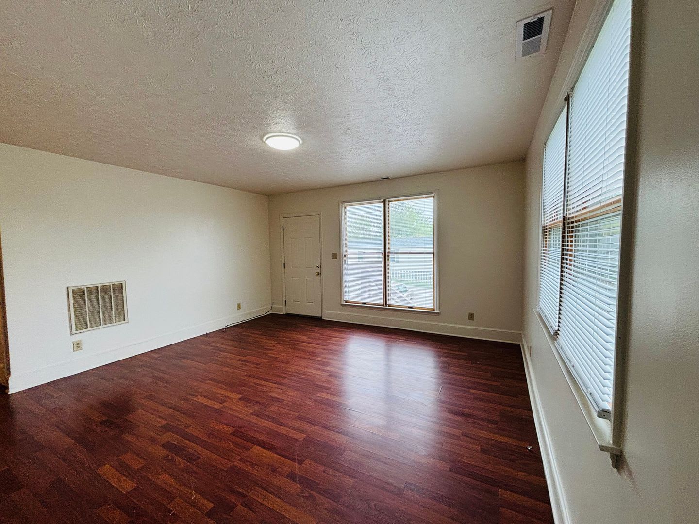 3 Bedroom, 1 Bath Duplex – photo 3