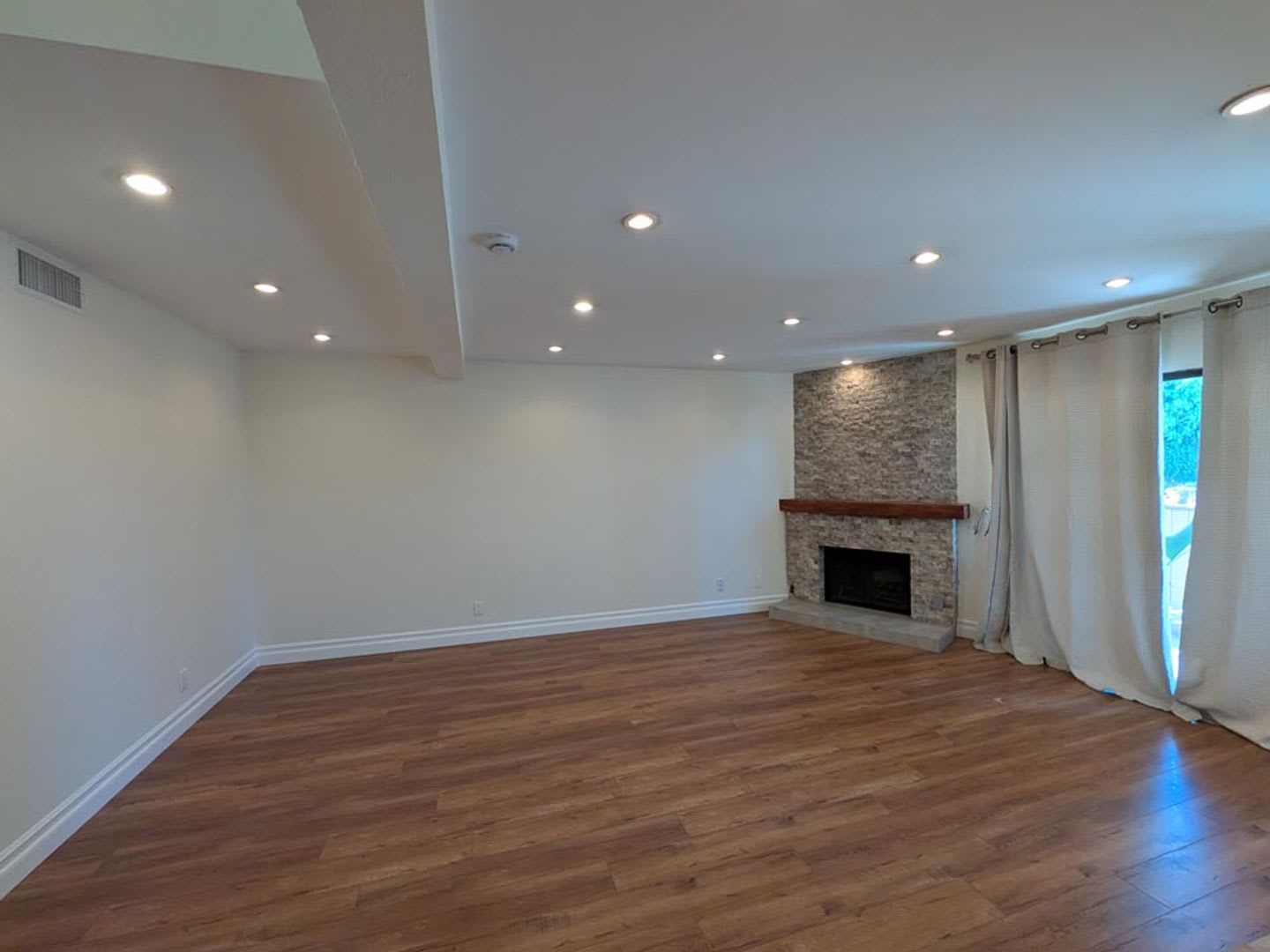 Charming End-Unit Townhome in the Heart of Chatsworth – photo 4