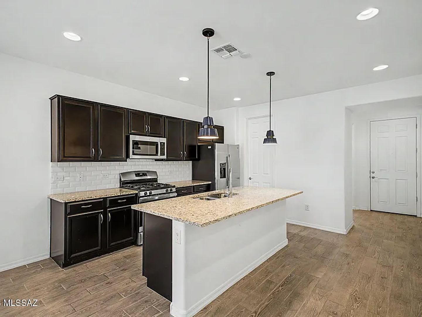 3 Bedroom 2 Bath Single Family For Rent In Tucson Az Attached Garage Modern Kitchen – photo 3