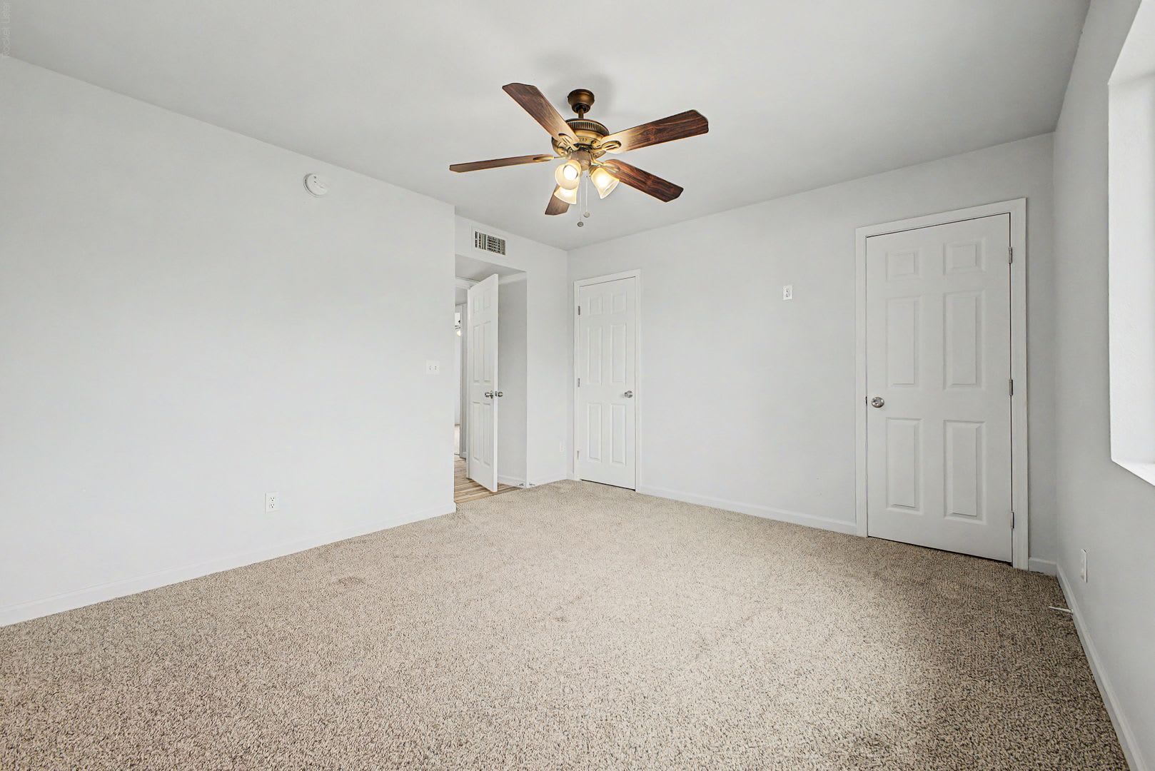 Move in ready 3BR/2BA Glendale Home with 2 car garage & backyard mini golf – photo 5