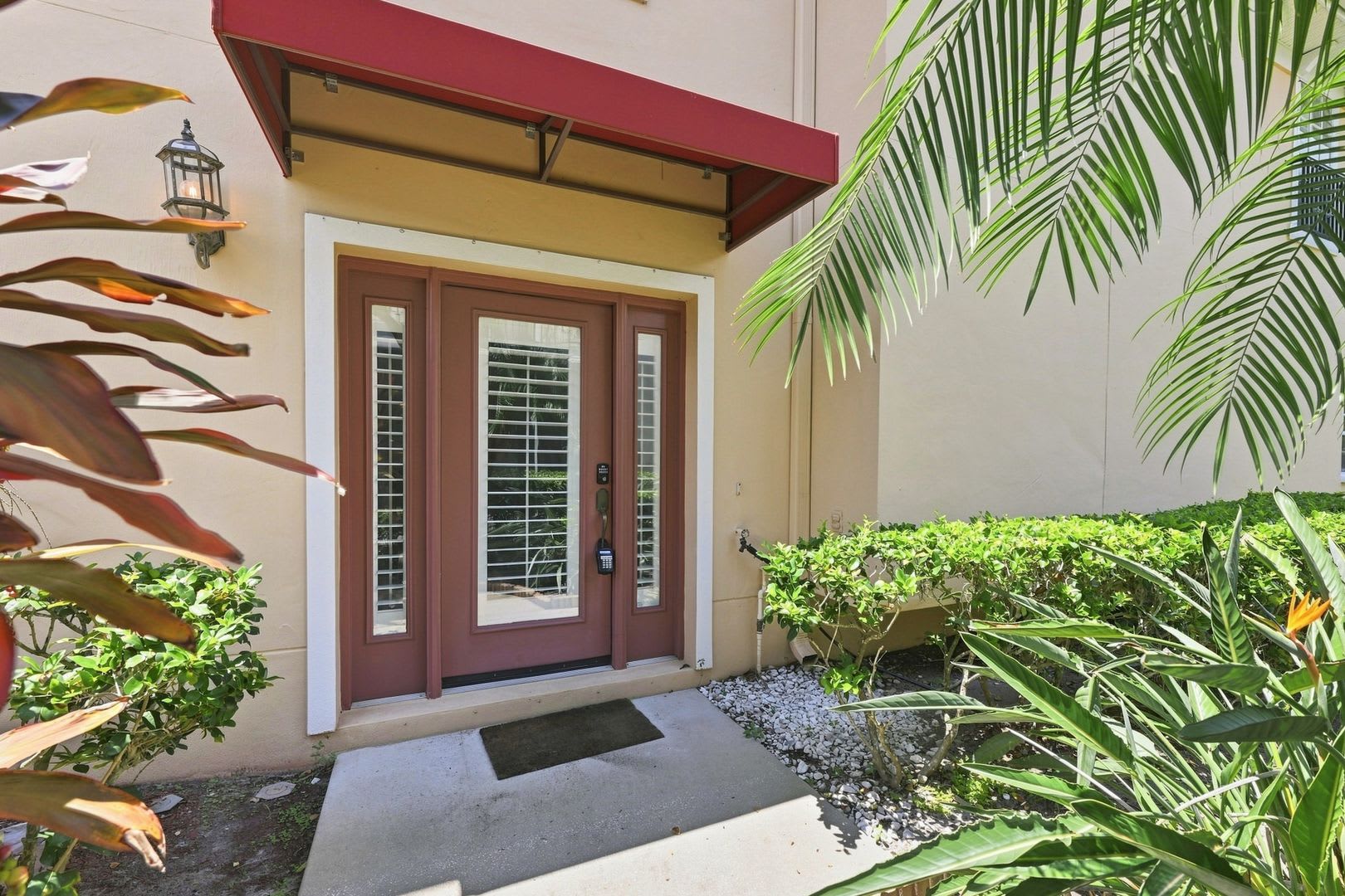 ST. PETE CORNER-UNIT TOWNHOME WITH POND VIEWS! – photo 3