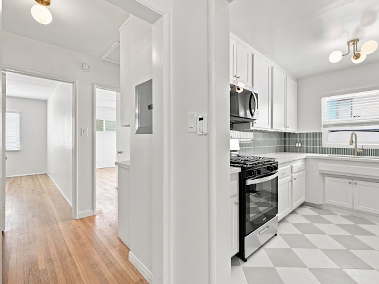 Newly Remodeled 1-Bedroom Upper Unit in Alamitos Beach – photo 4