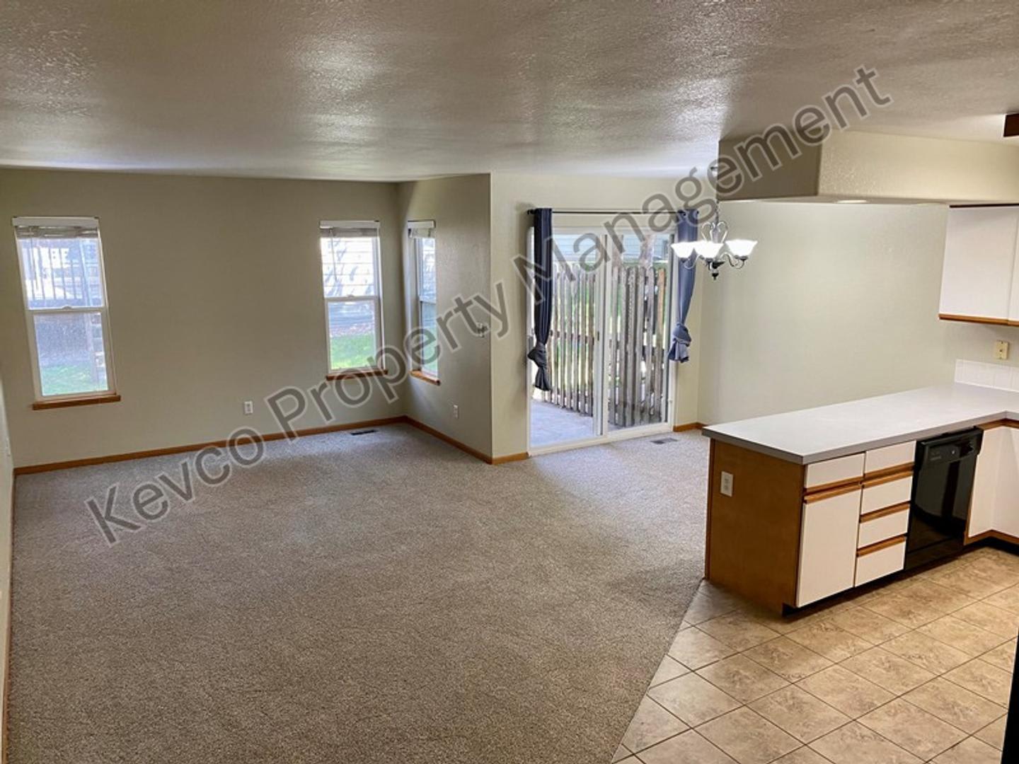 HUGE Townhouse near CSU – photo 2