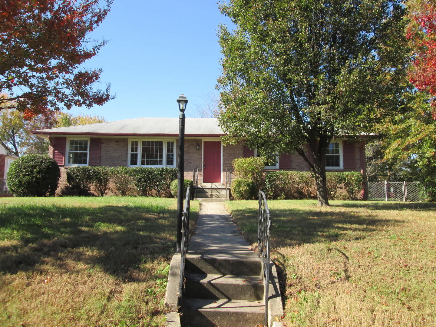 3 bedroom, 1.5 bathroom brick rancher with large fenced yard. Available in now – photo 1