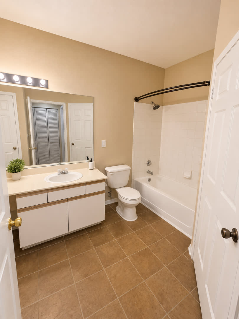 Beautiful 2BR Condo in Prime Orlando Location ~ No carpet! – photo 5
